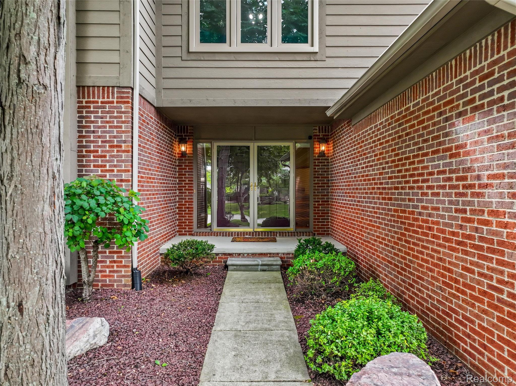 2082 Avon Lake Lane