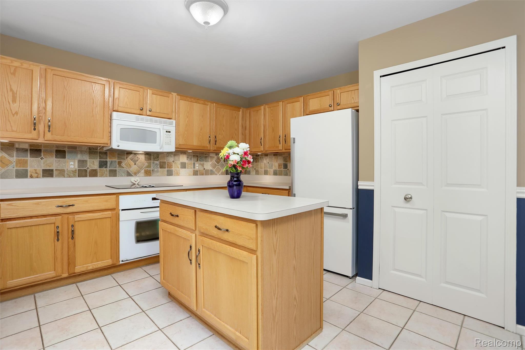 2082 Avon Lake Lane