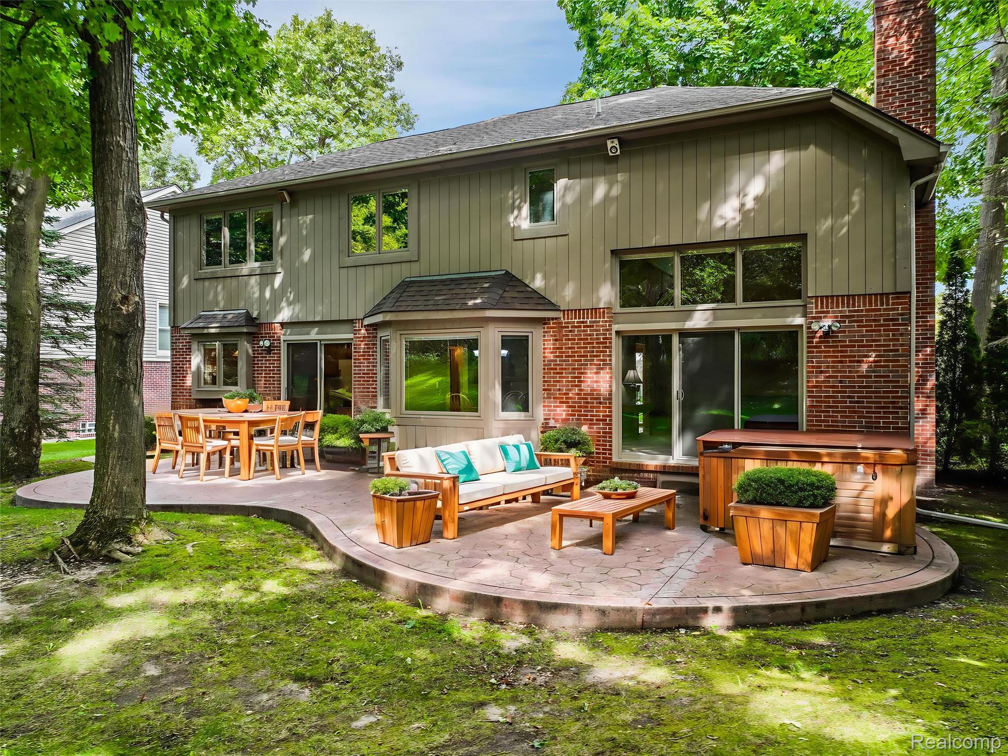 2082 Avon Lake Lane