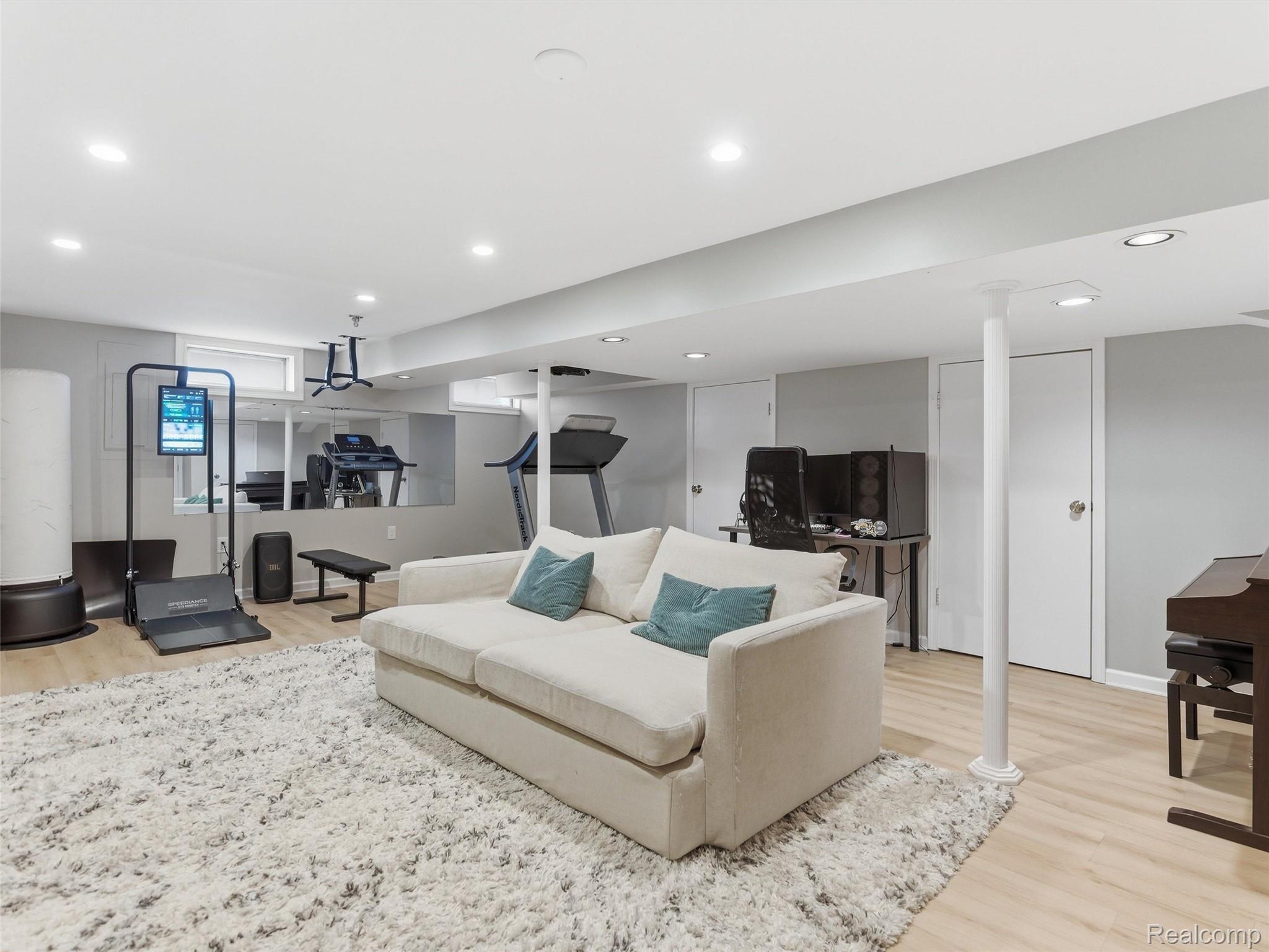 2000 Stonington Court