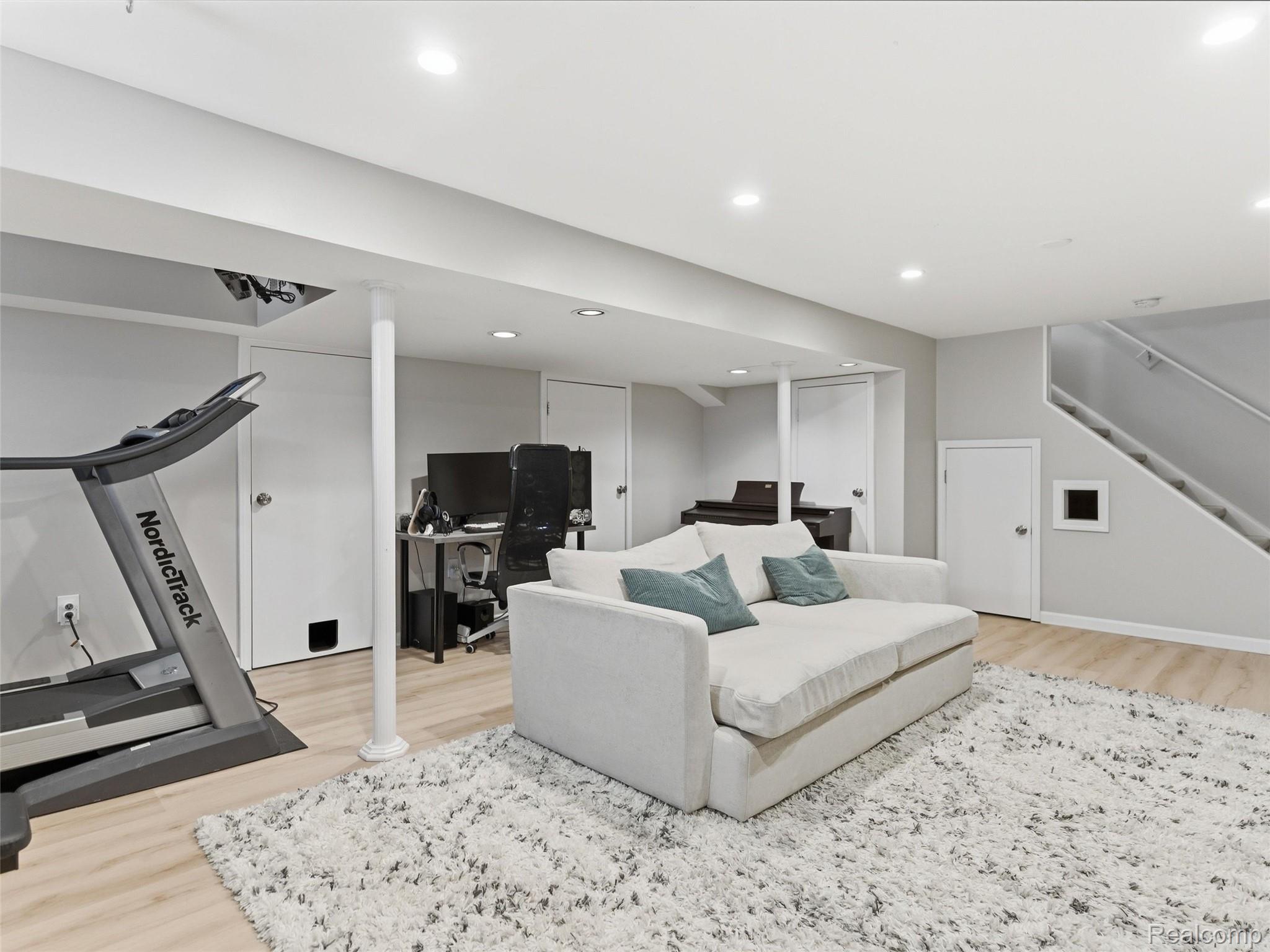 2000 Stonington Court