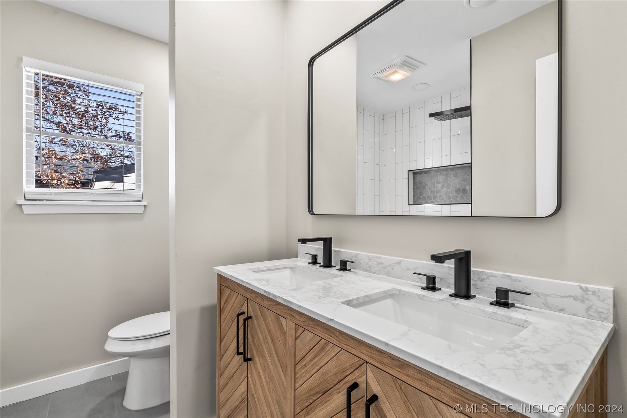 1528 E 55th Place
