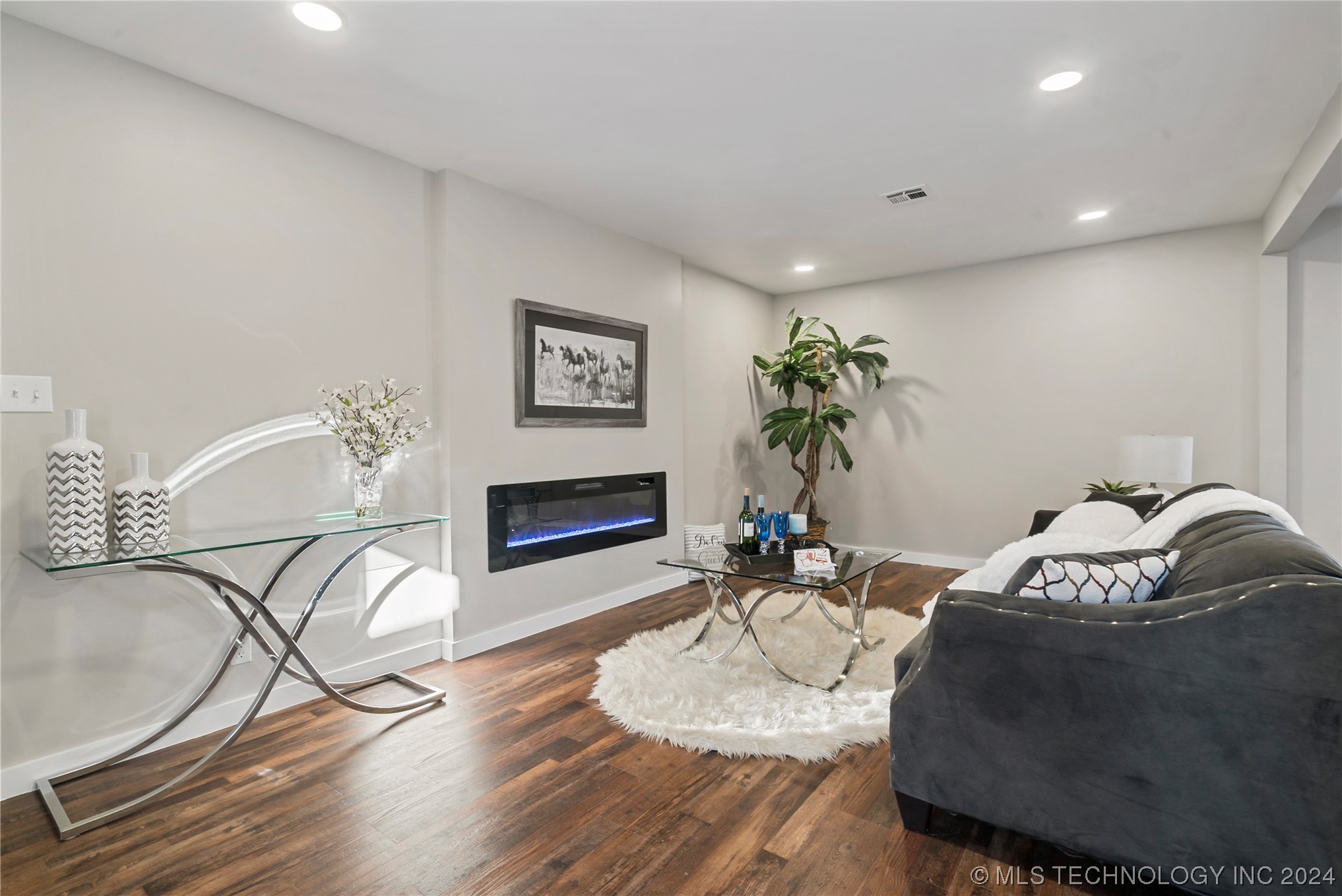 1528 E 55th Place