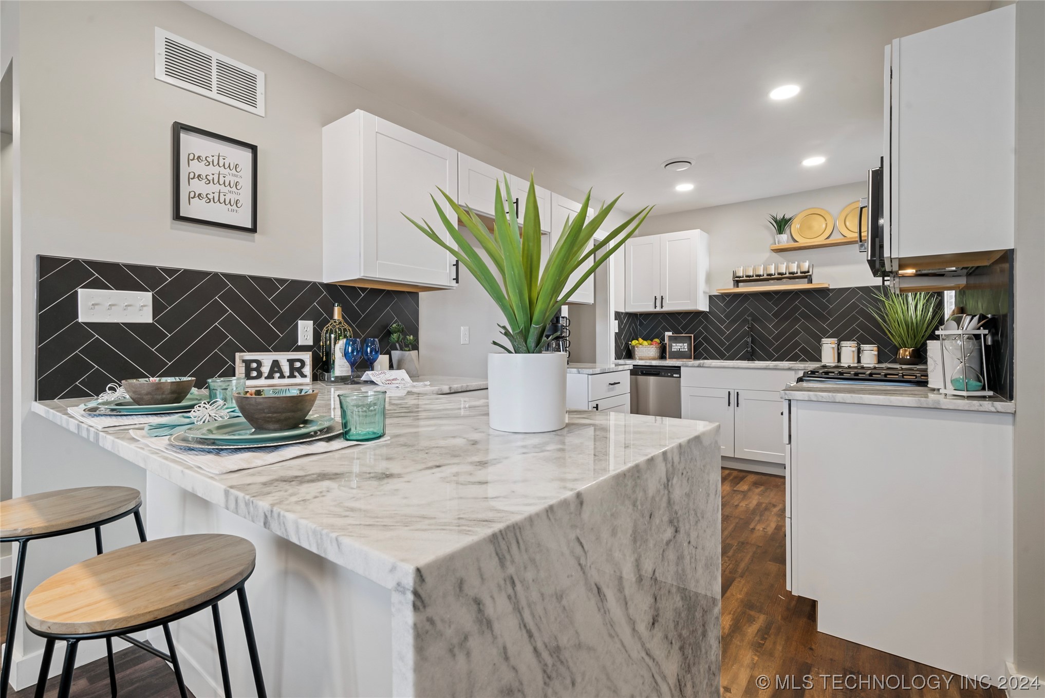 1528 E 55th Place