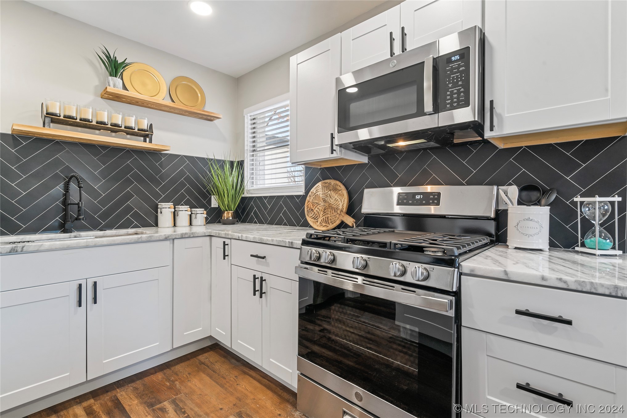 1528 E 55th Place