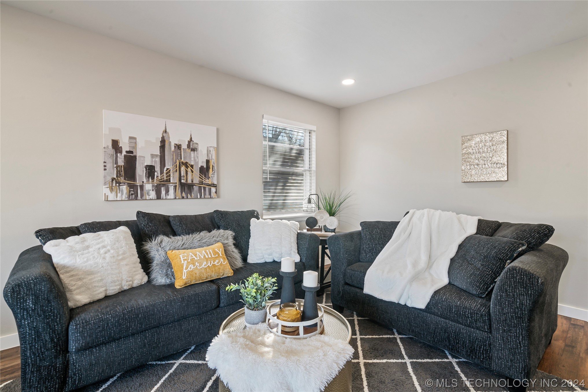 1528 E 55th Place