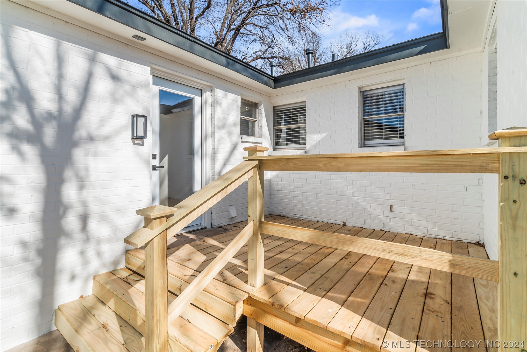 1528 E 55th Place