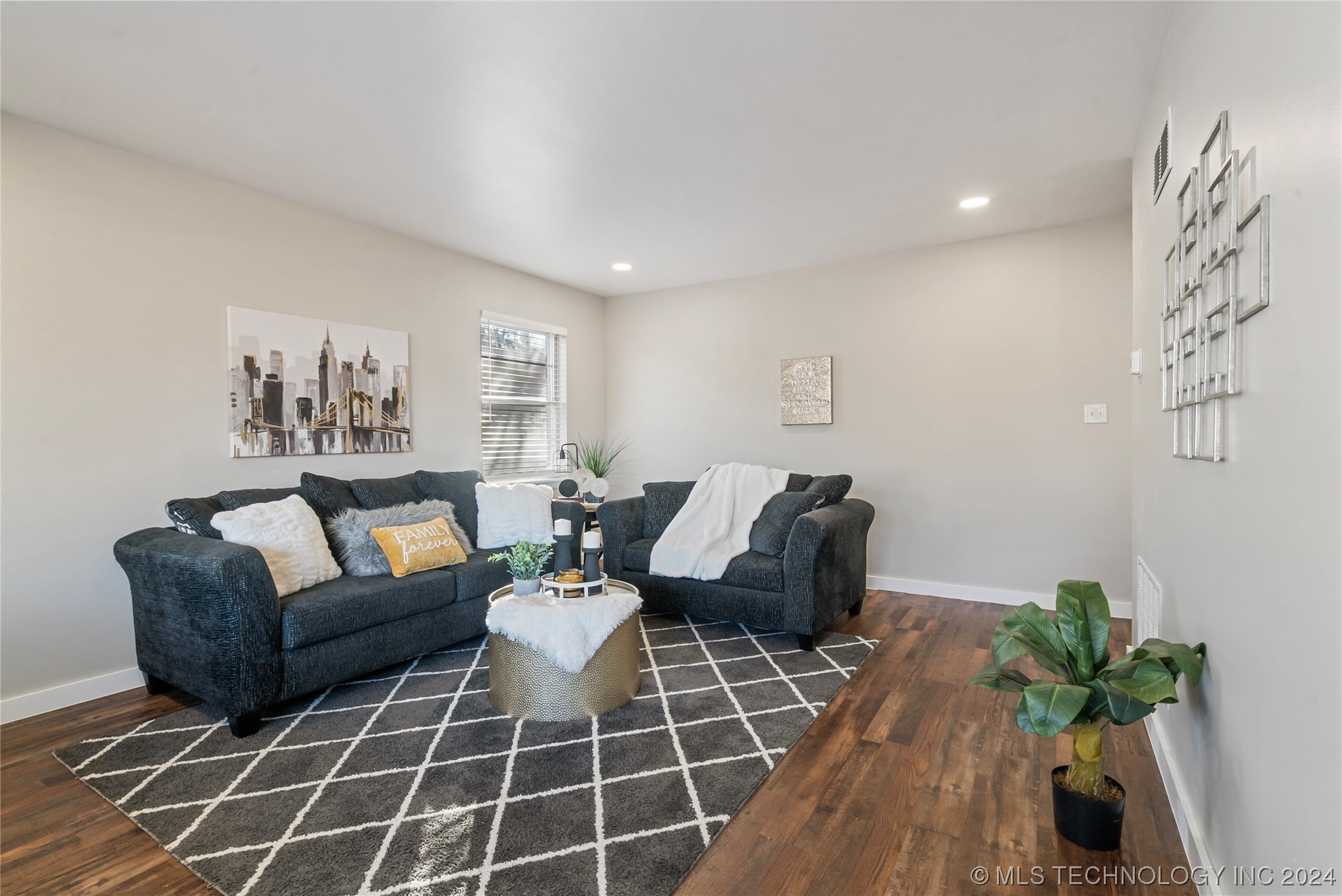 1528 E 55th Place