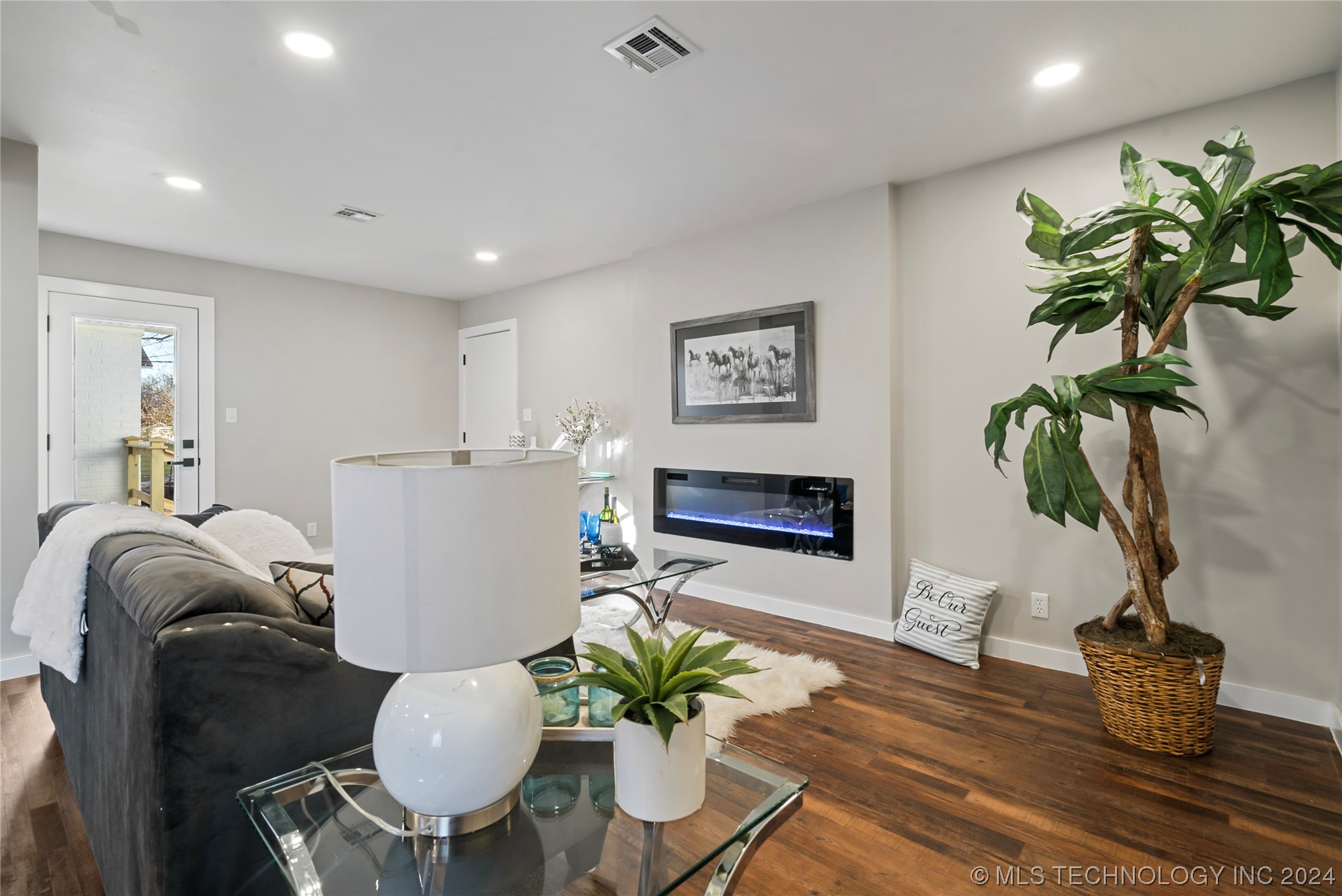 1528 E 55th Place