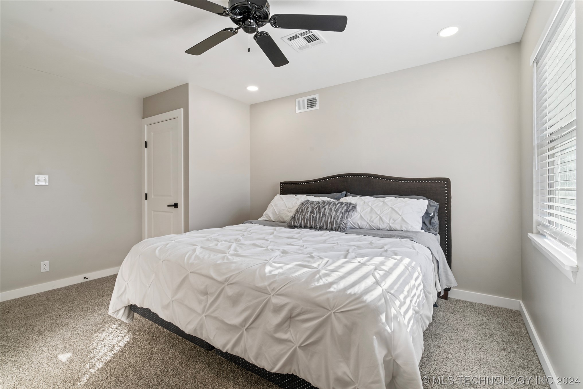 1528 E 55th Place