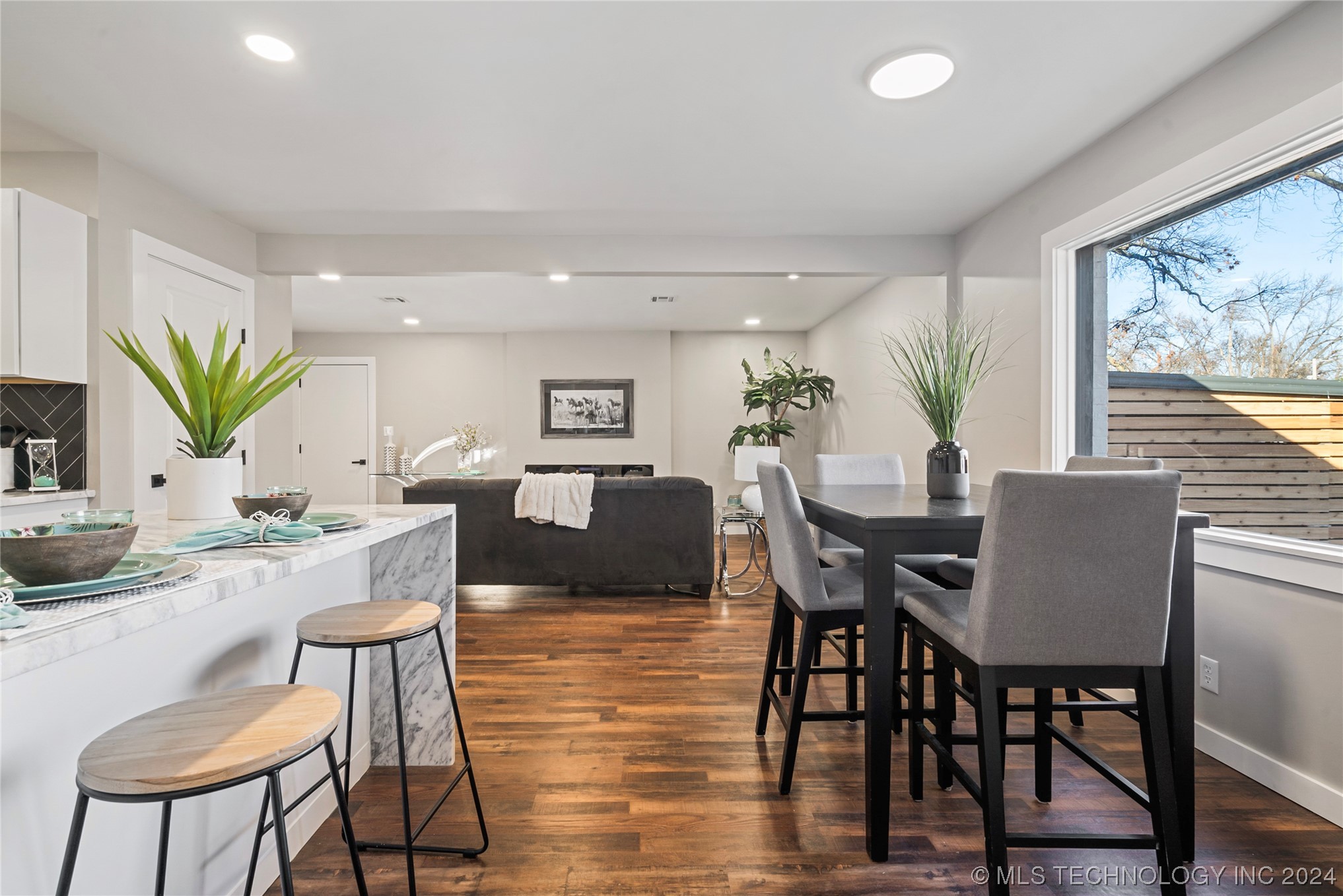 1528 E 55th Place