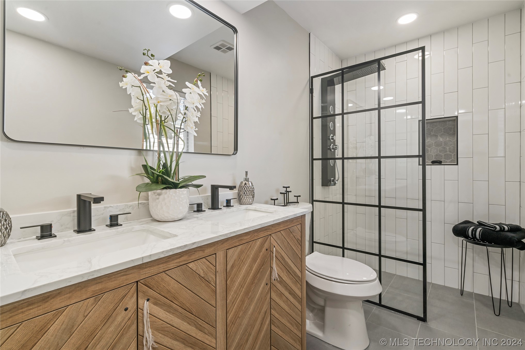 1528 E 55th Place