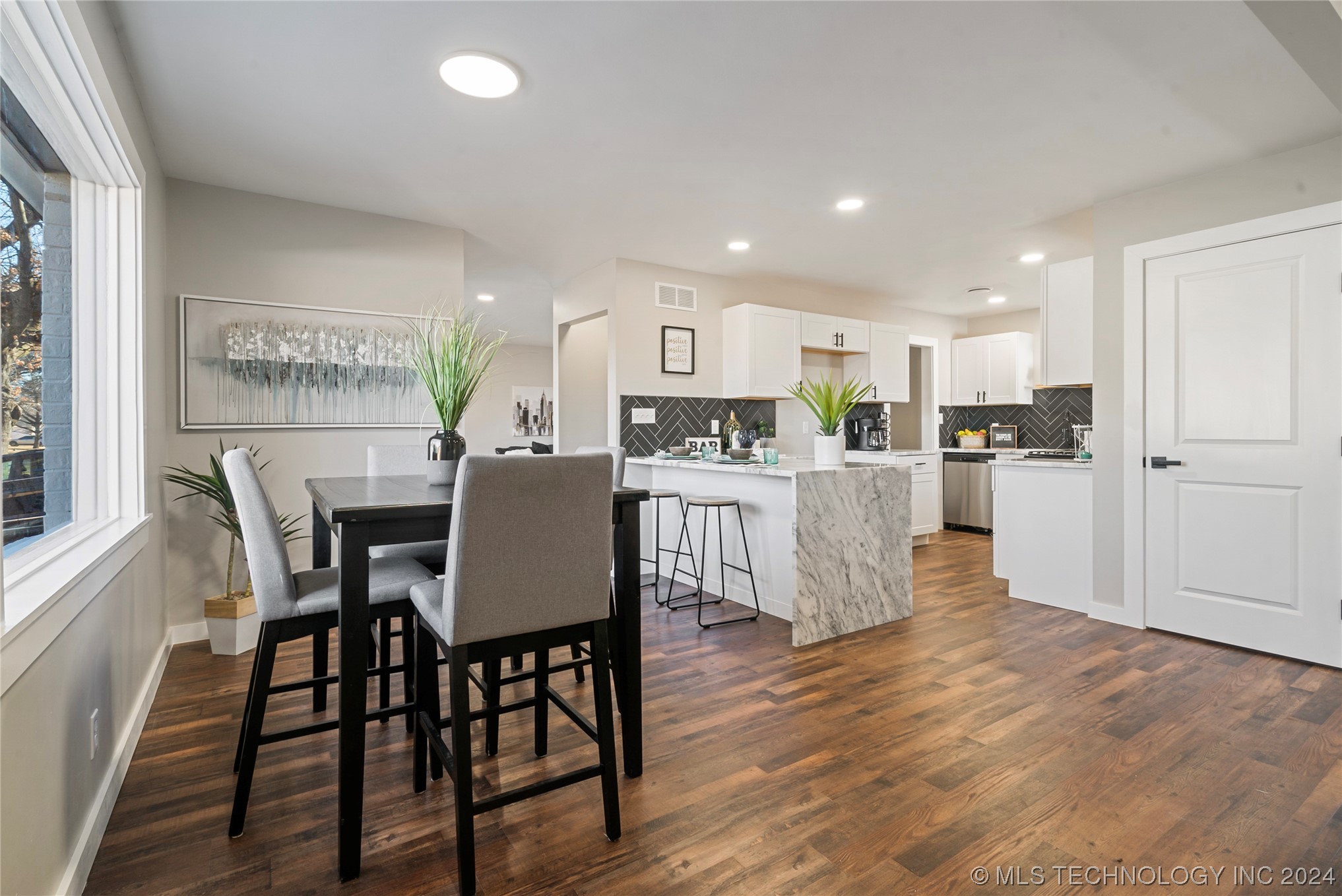 1528 E 55th Place