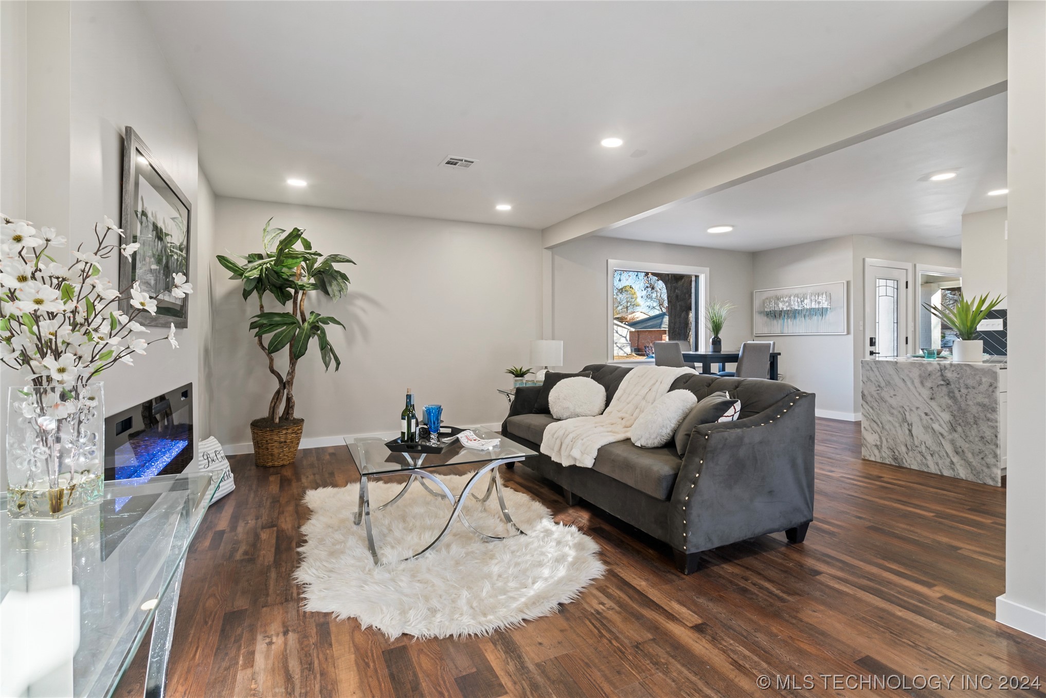 1528 E 55th Place