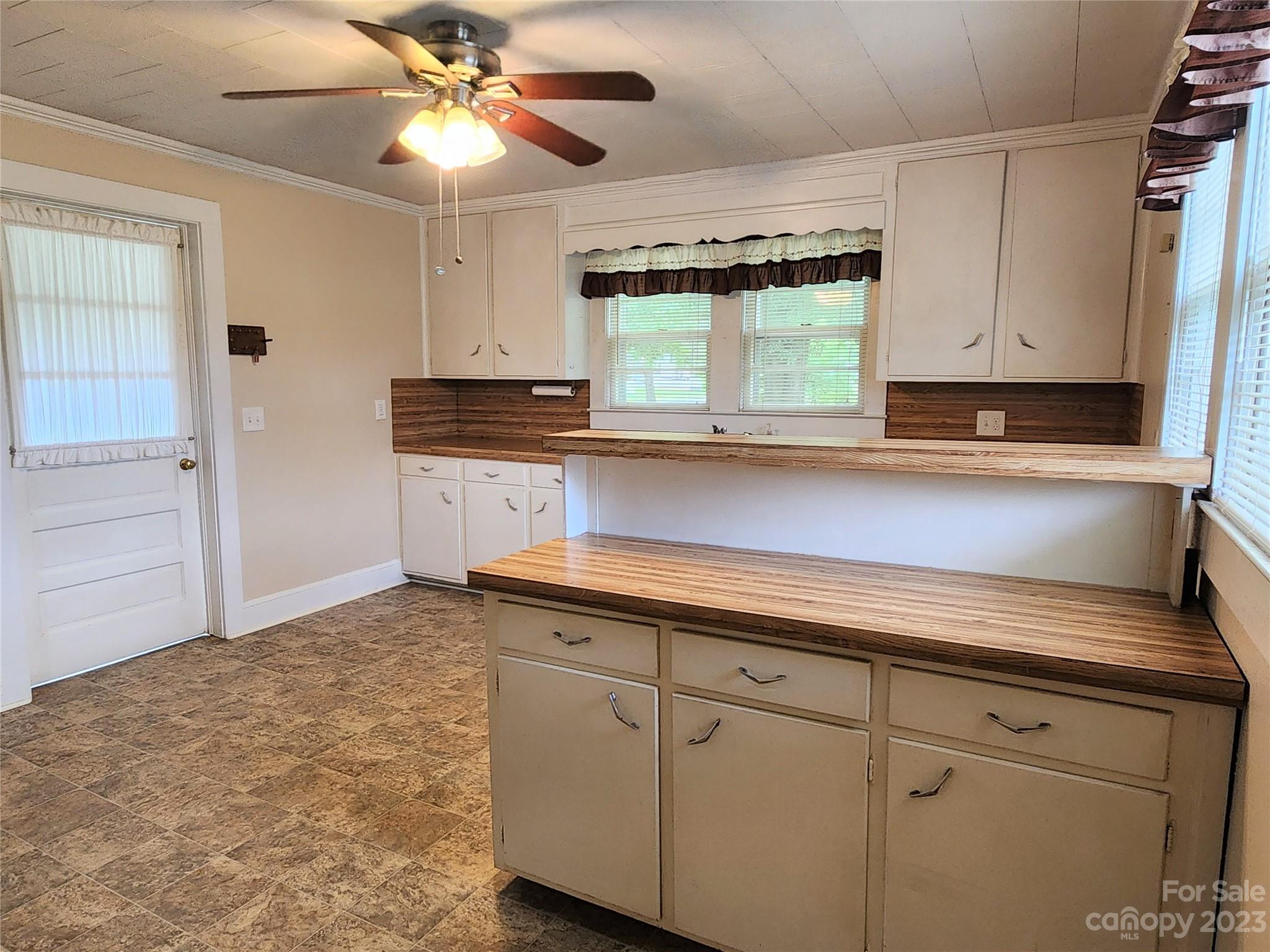 112 Cabarrus Street W