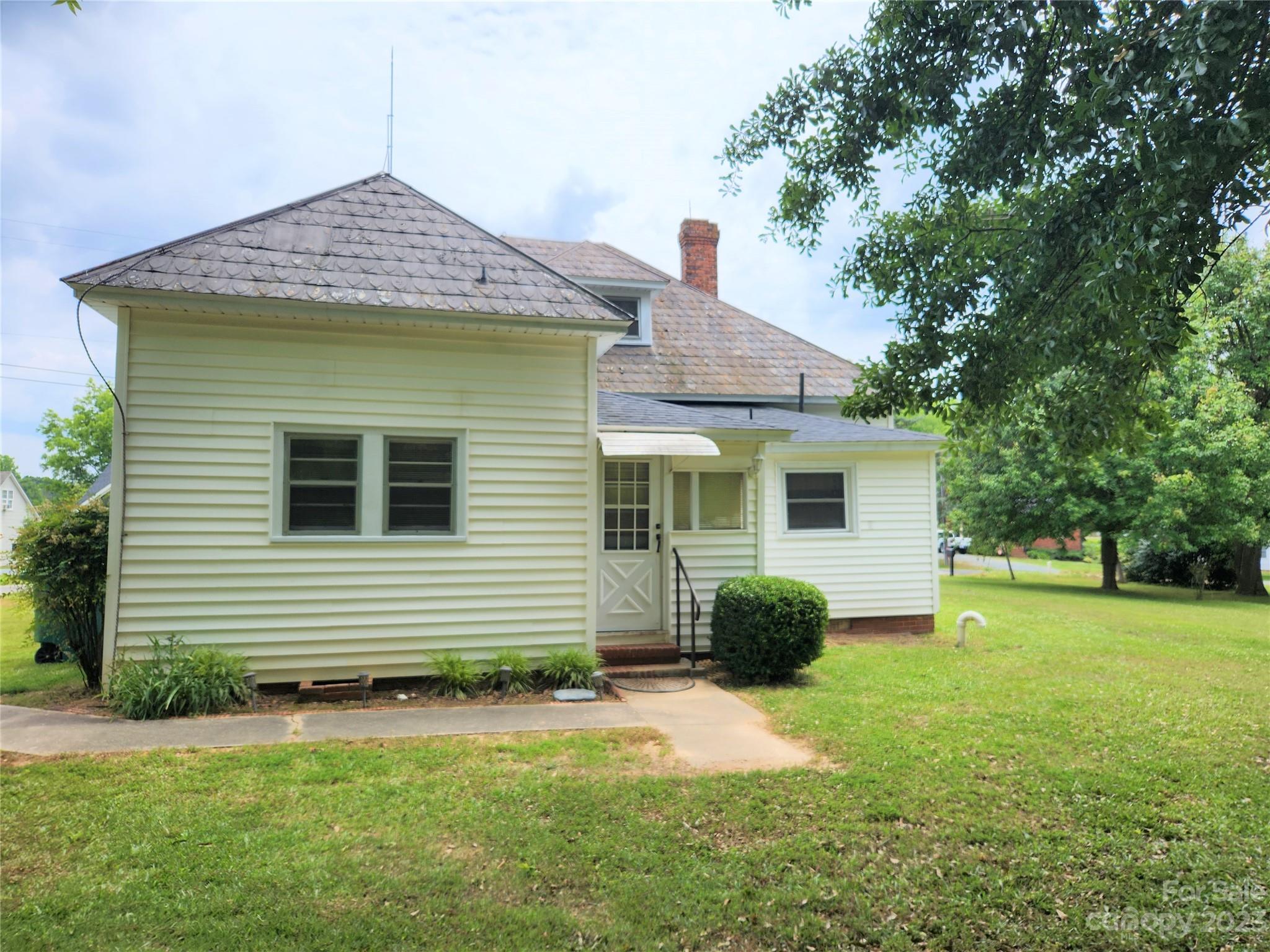 112 Cabarrus Street W