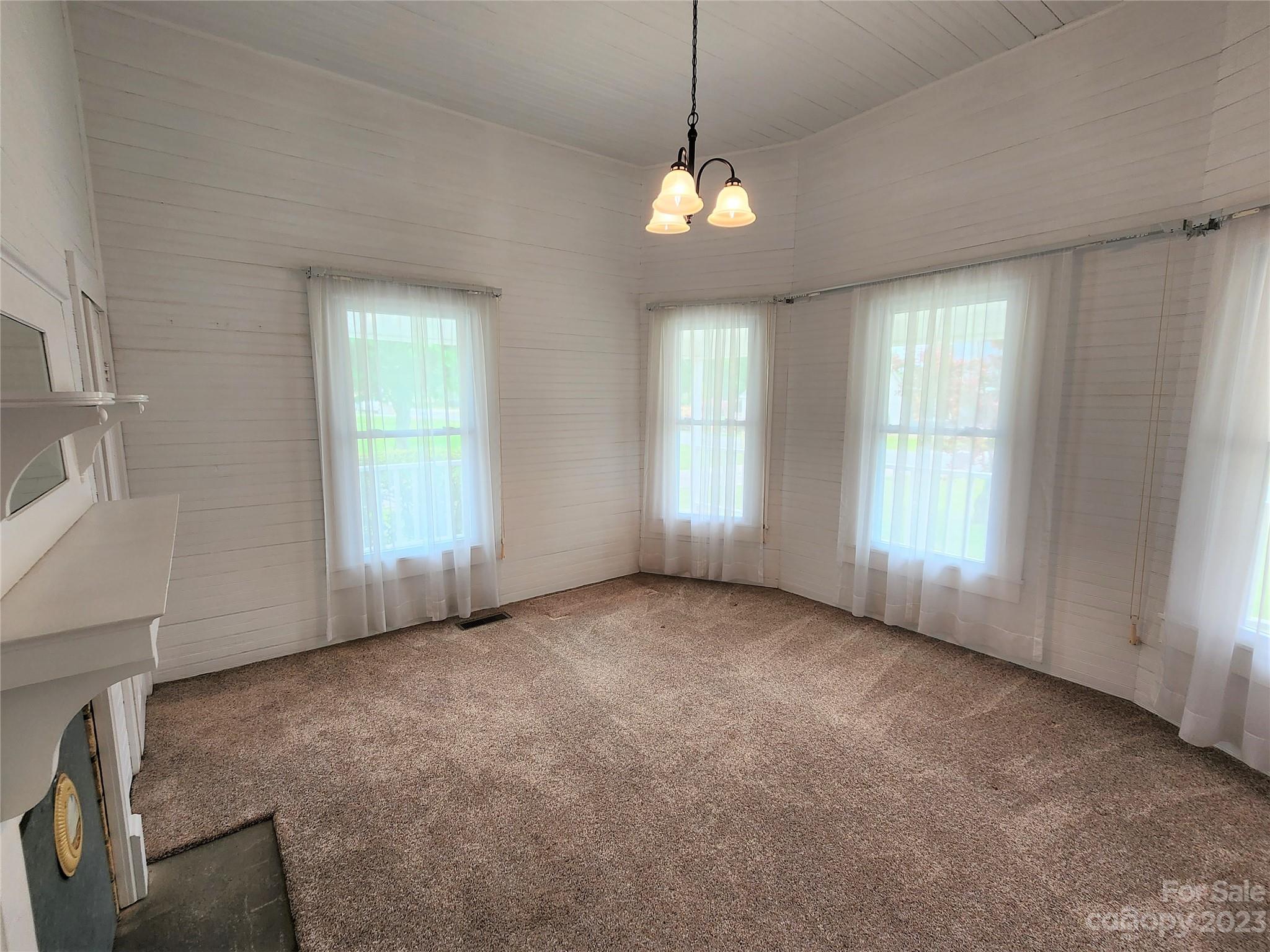 112 Cabarrus Street W