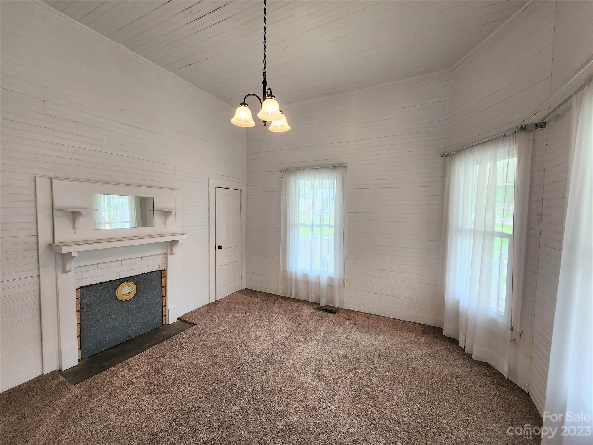 112 Cabarrus Street W