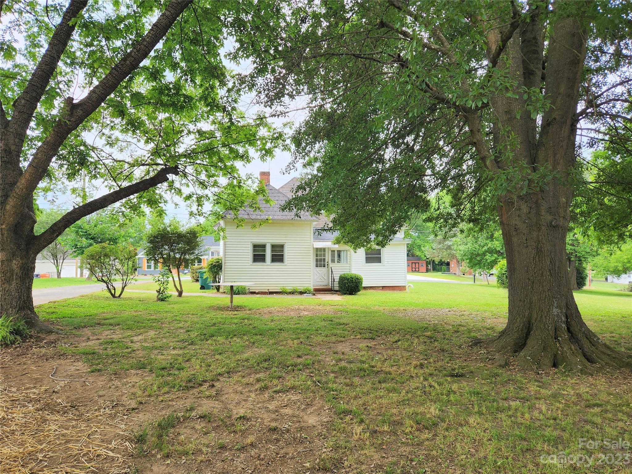 112 Cabarrus Street W