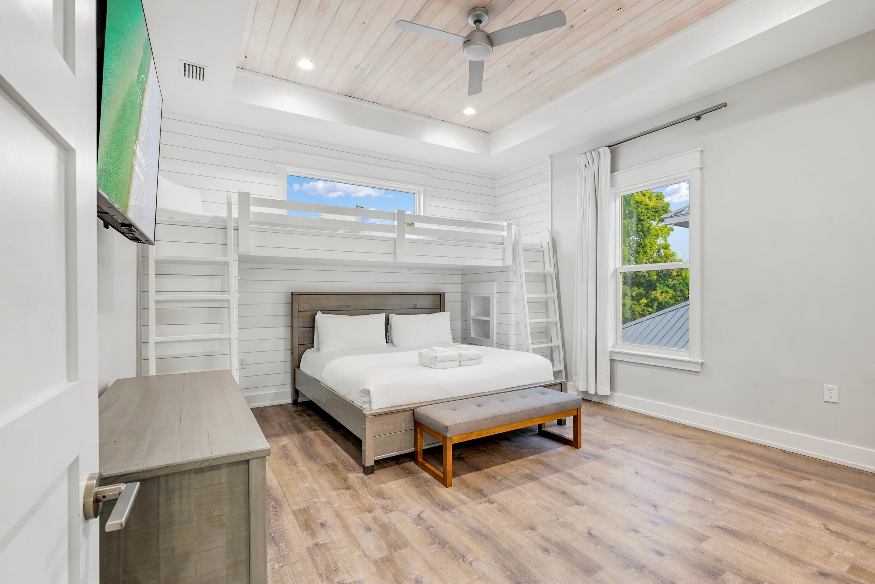 322 E Lakeshore Drive