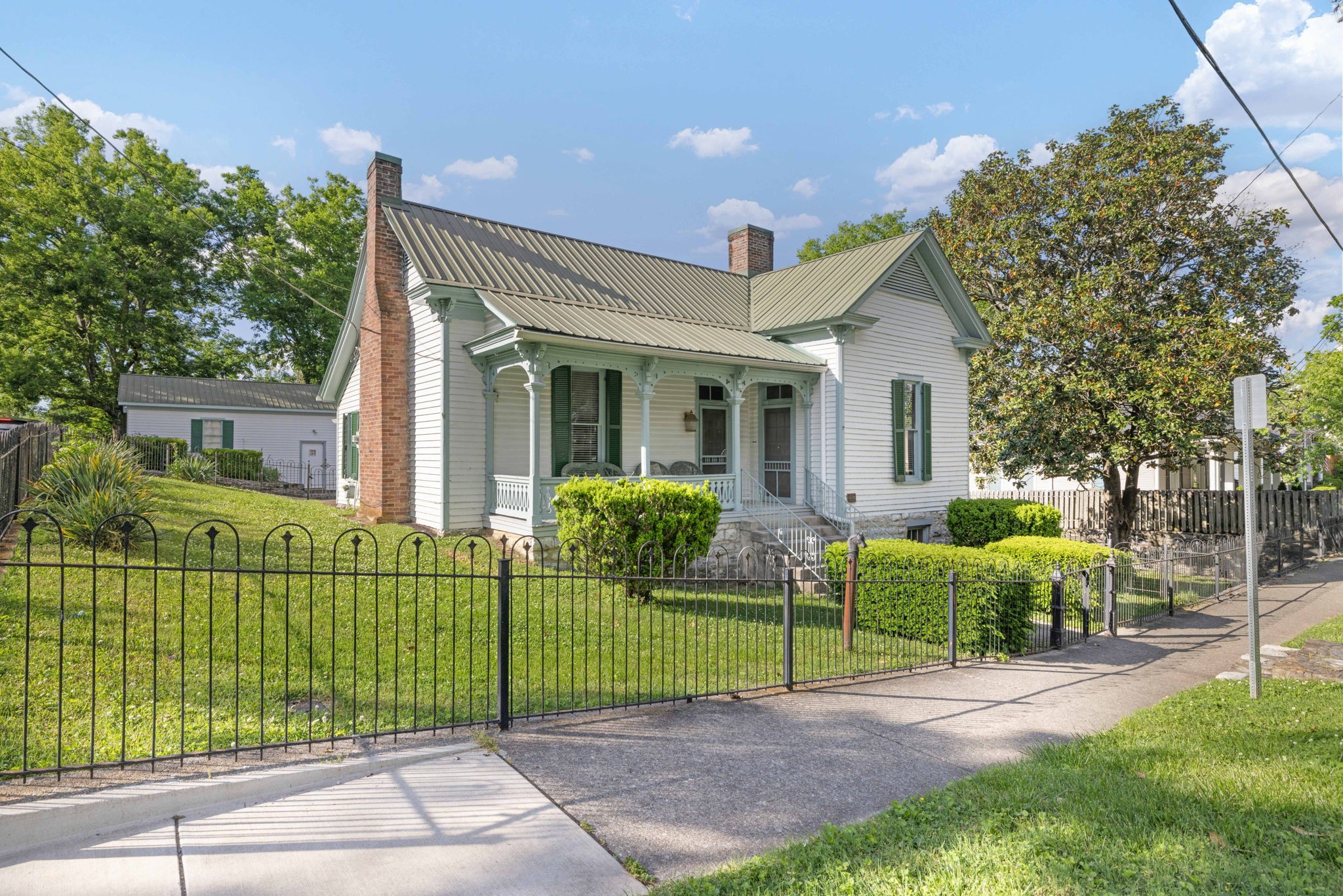 720 W Main St