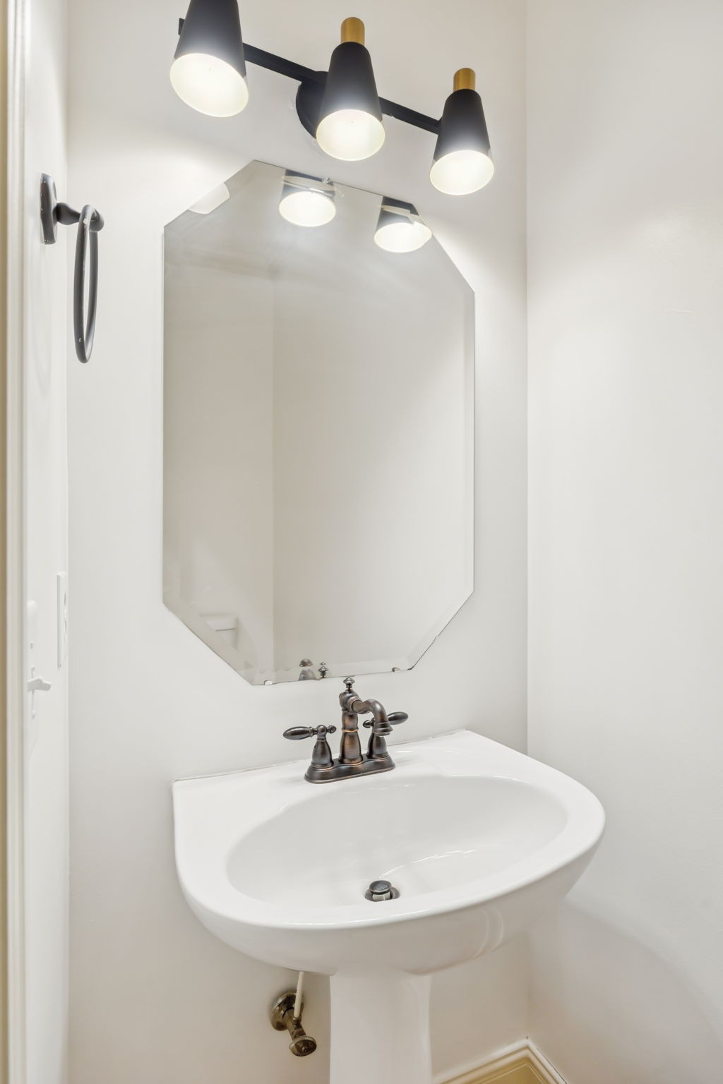 107 Brilliantine Cir