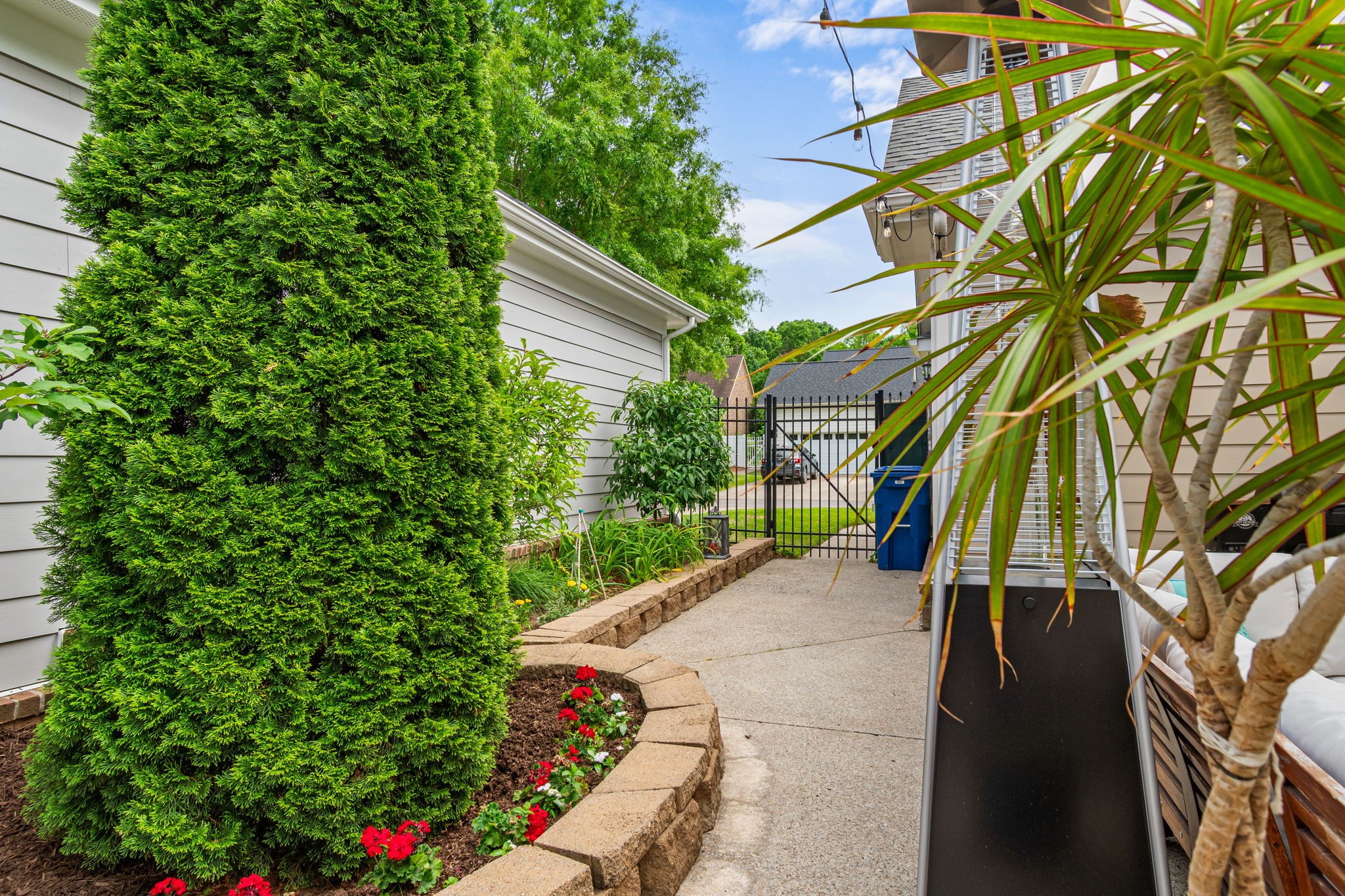 107 Tulip Ln