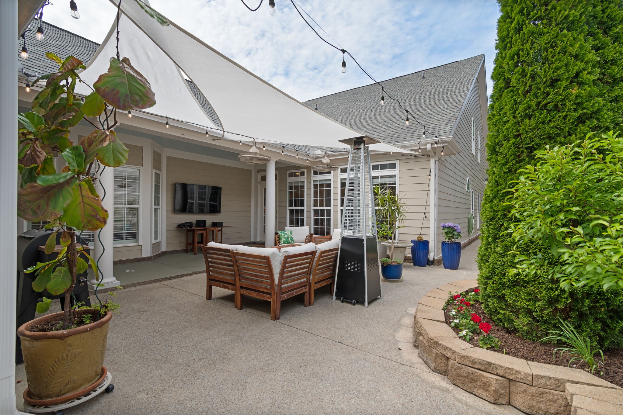 107 Tulip Ln