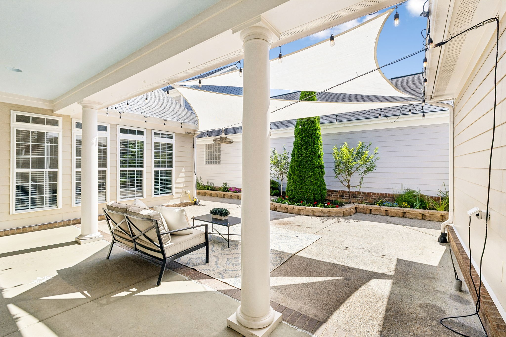 107 Tulip Ln
