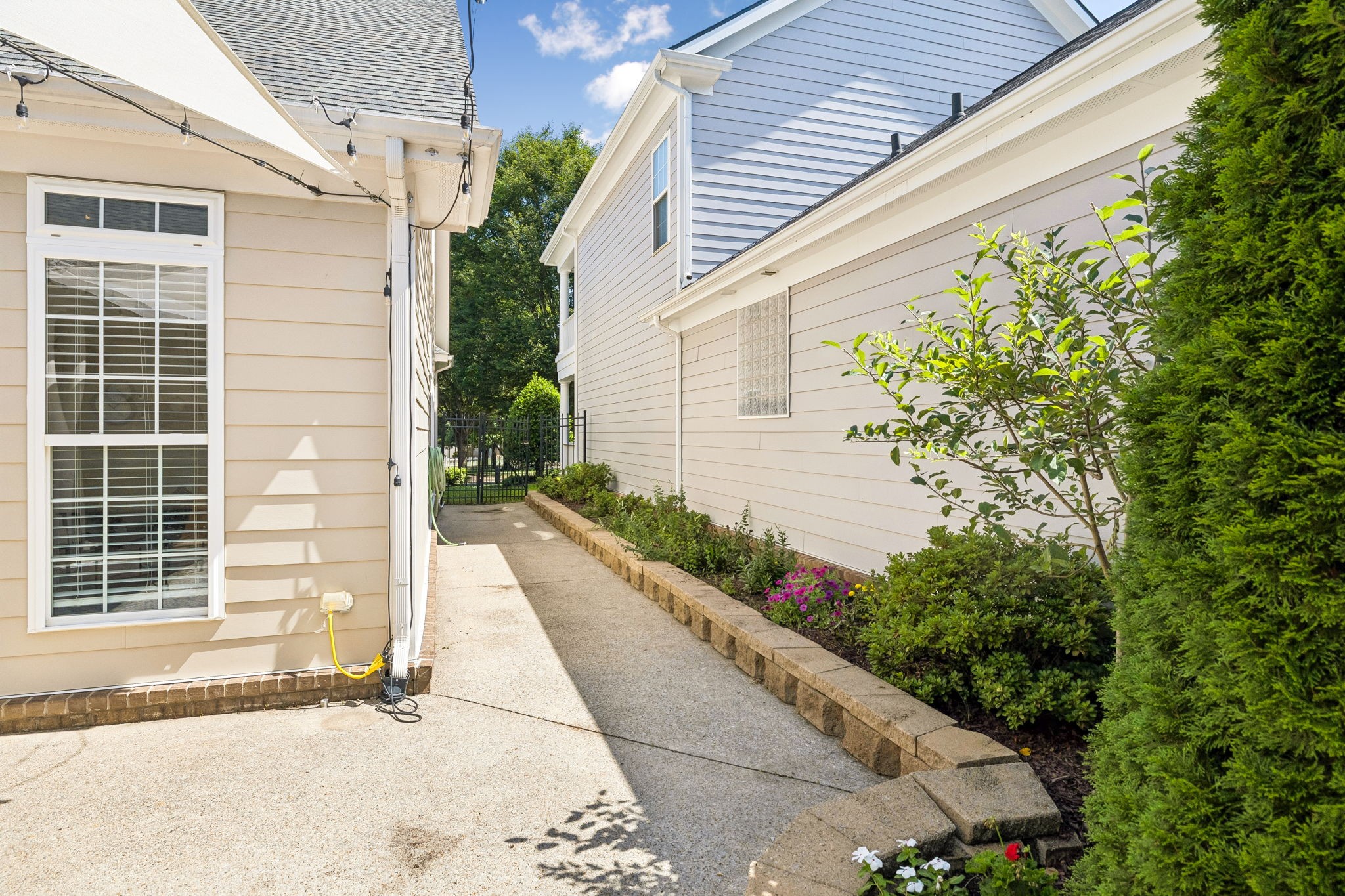 107 Tulip Ln