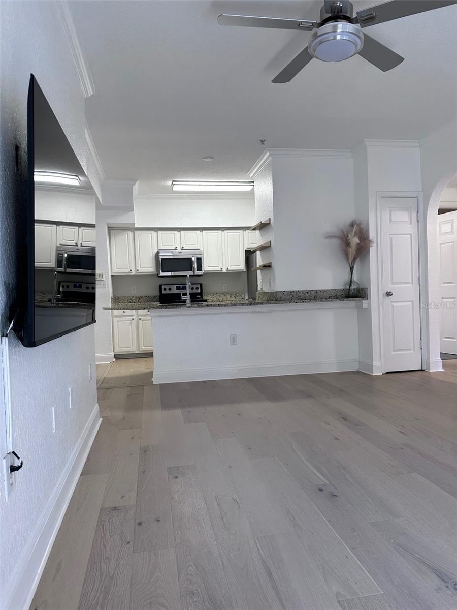 911 N ORANGE AVE #211