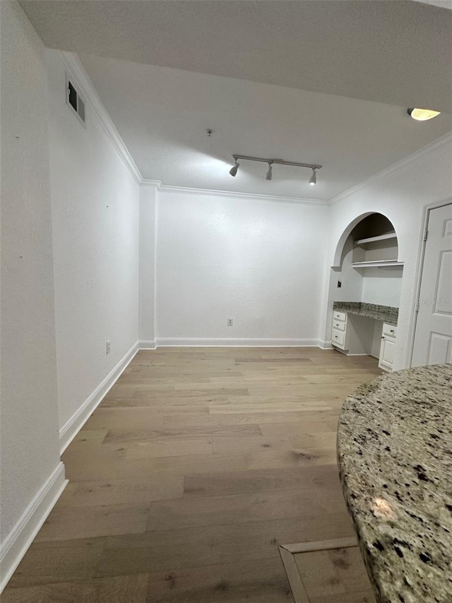 911 N ORANGE AVE #211