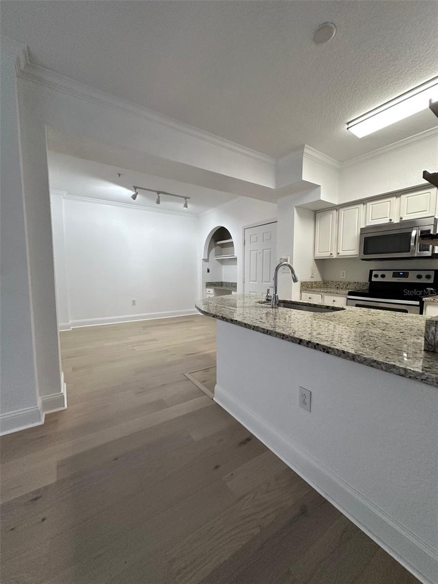 911 N ORANGE AVE #211