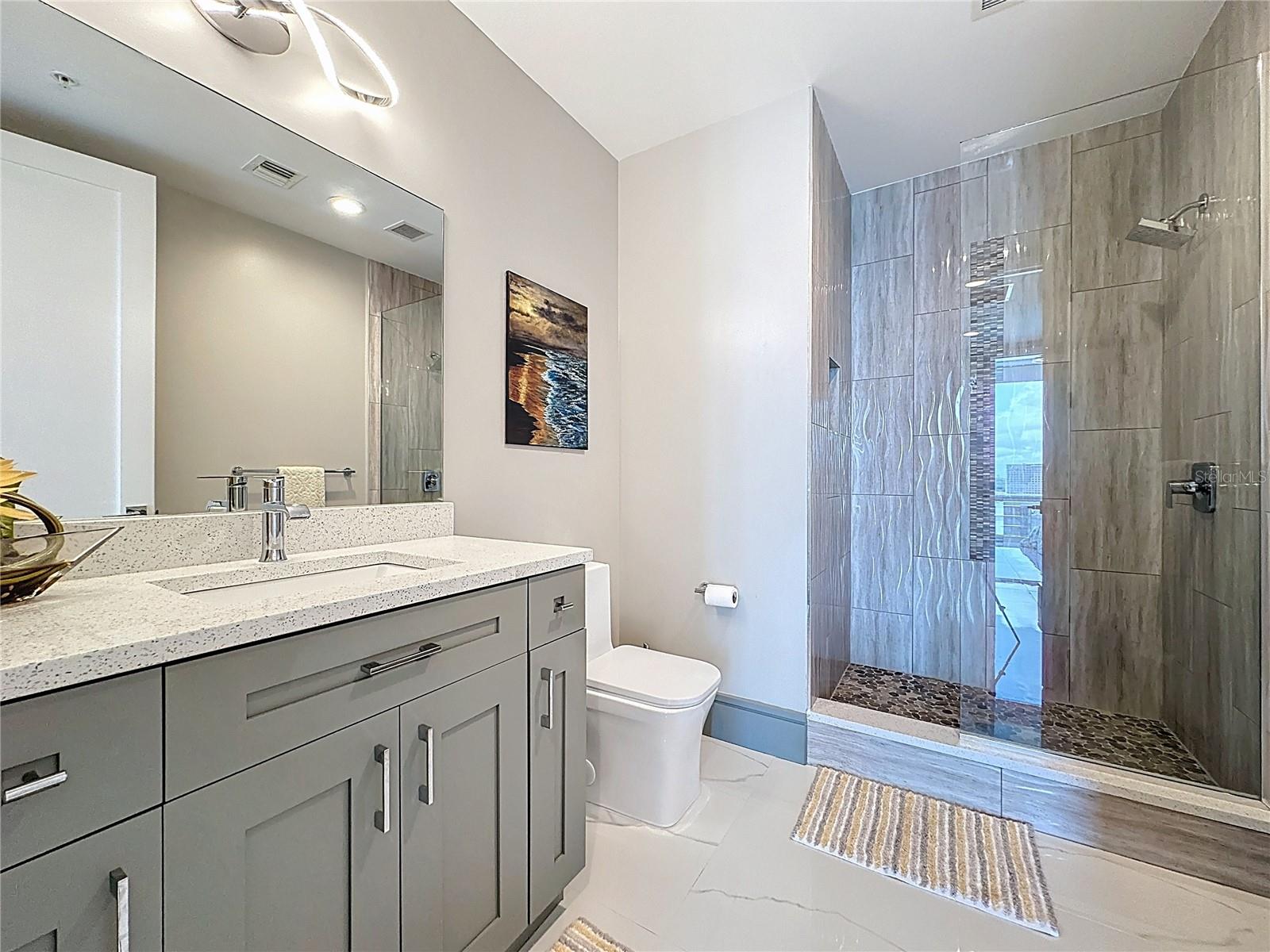 150 E ROBINSON ST #16B(1612)