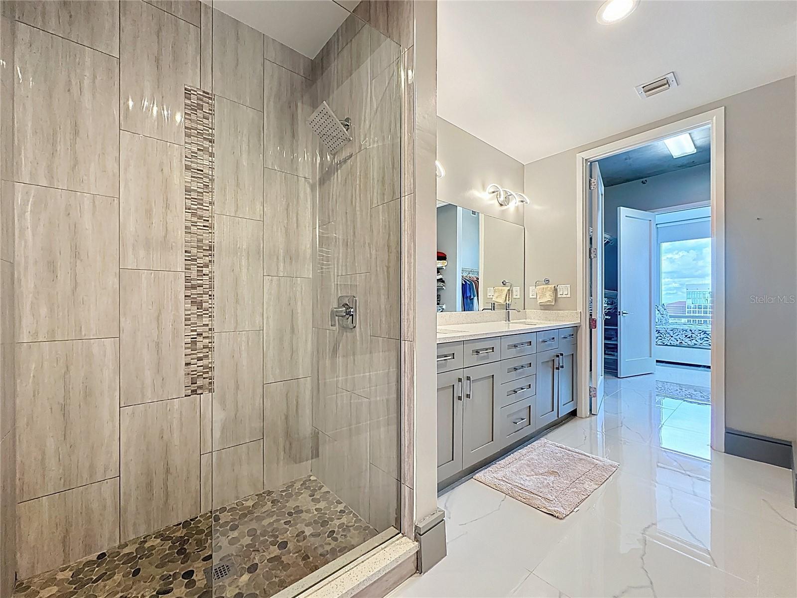 150 E ROBINSON ST #16B(1612)