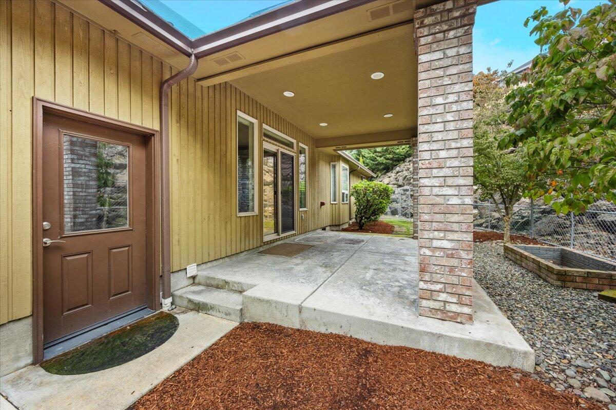 1757 NE Rocky Drive