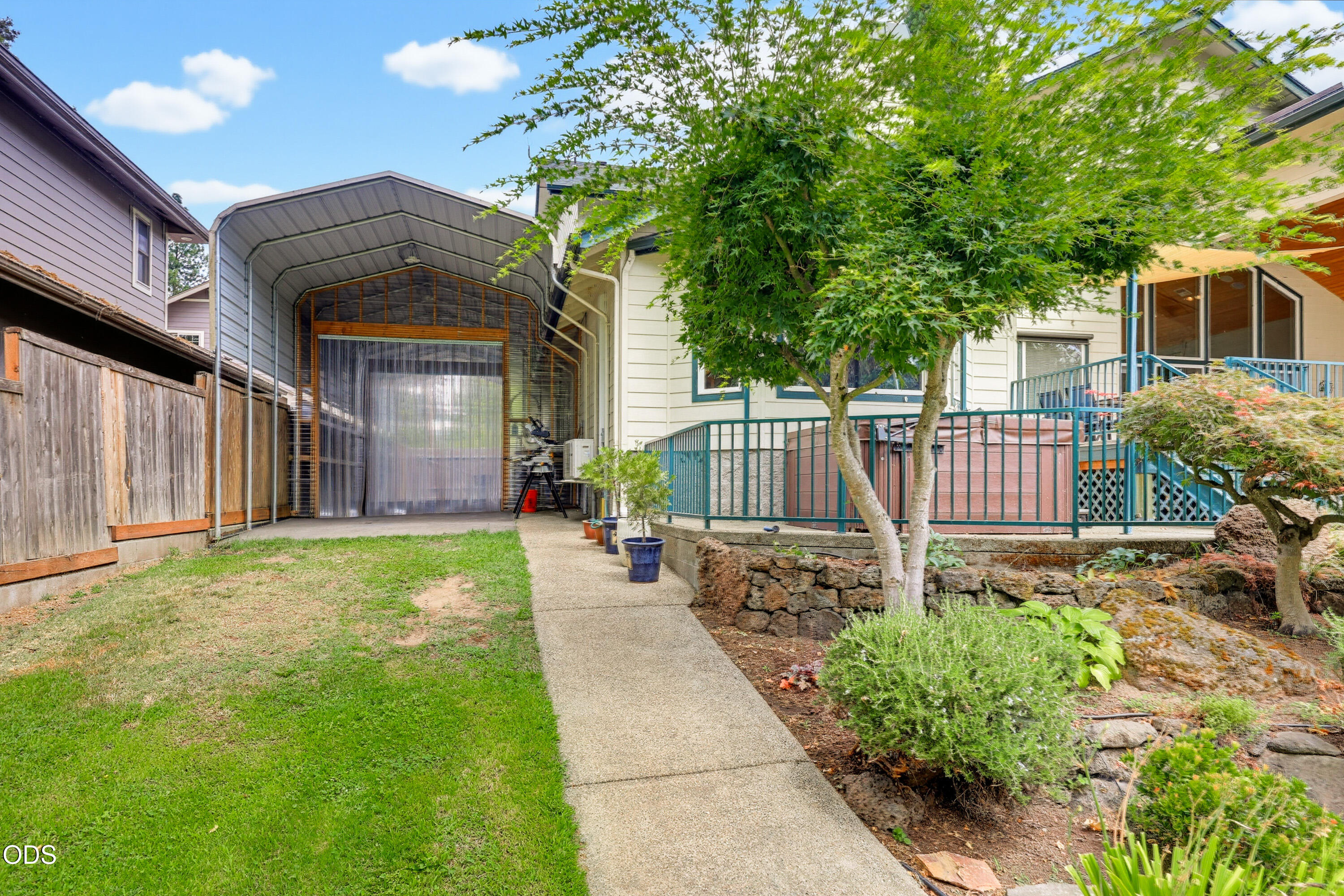 1099 SE Oriole Street