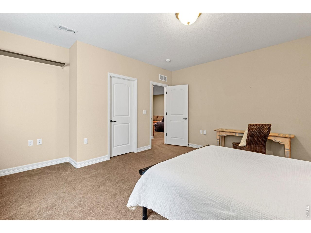1806 Jules Ln