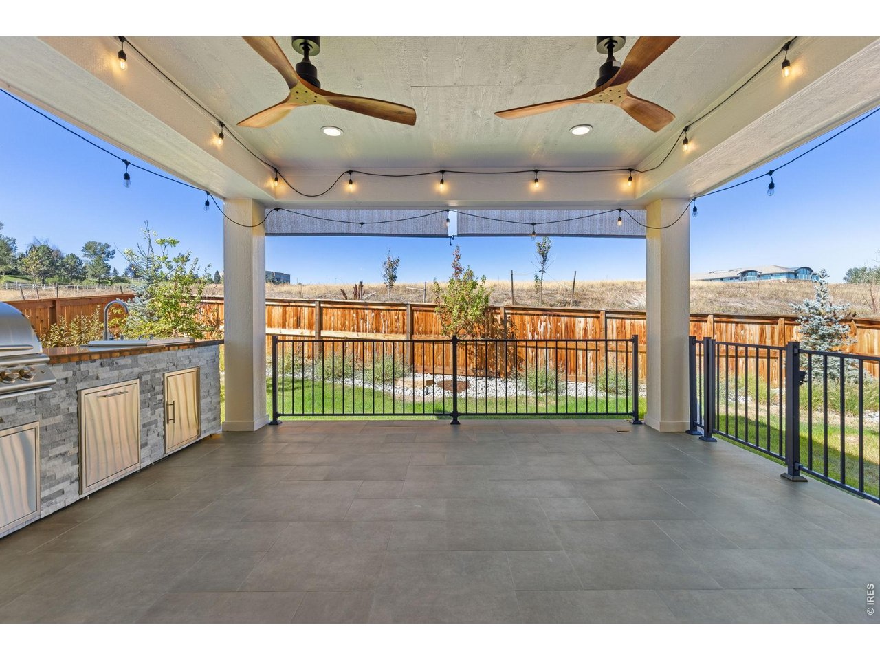 592 Central Park Cir