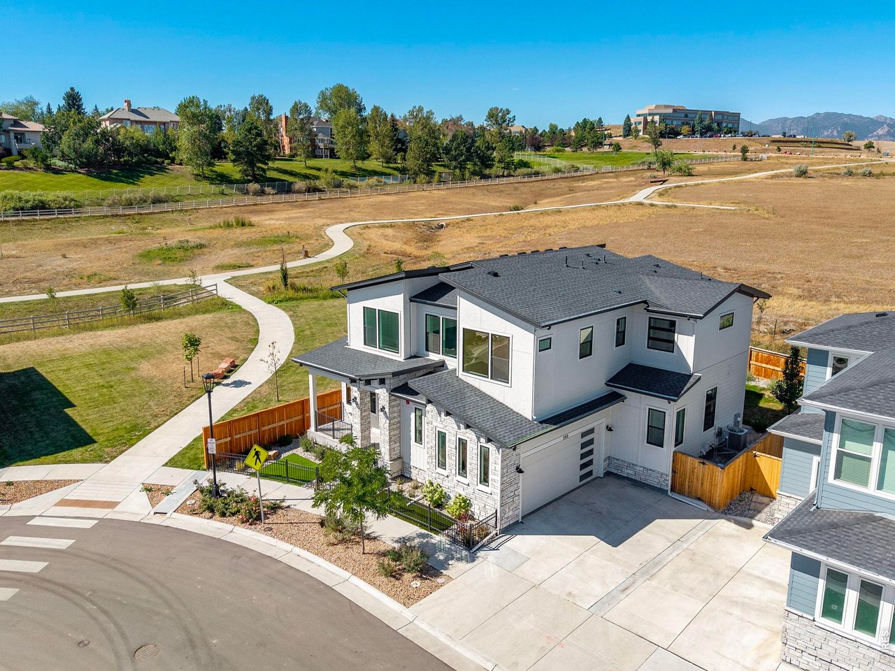 592 Central Park Cir
