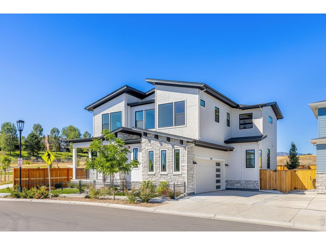592 Central Park Cir