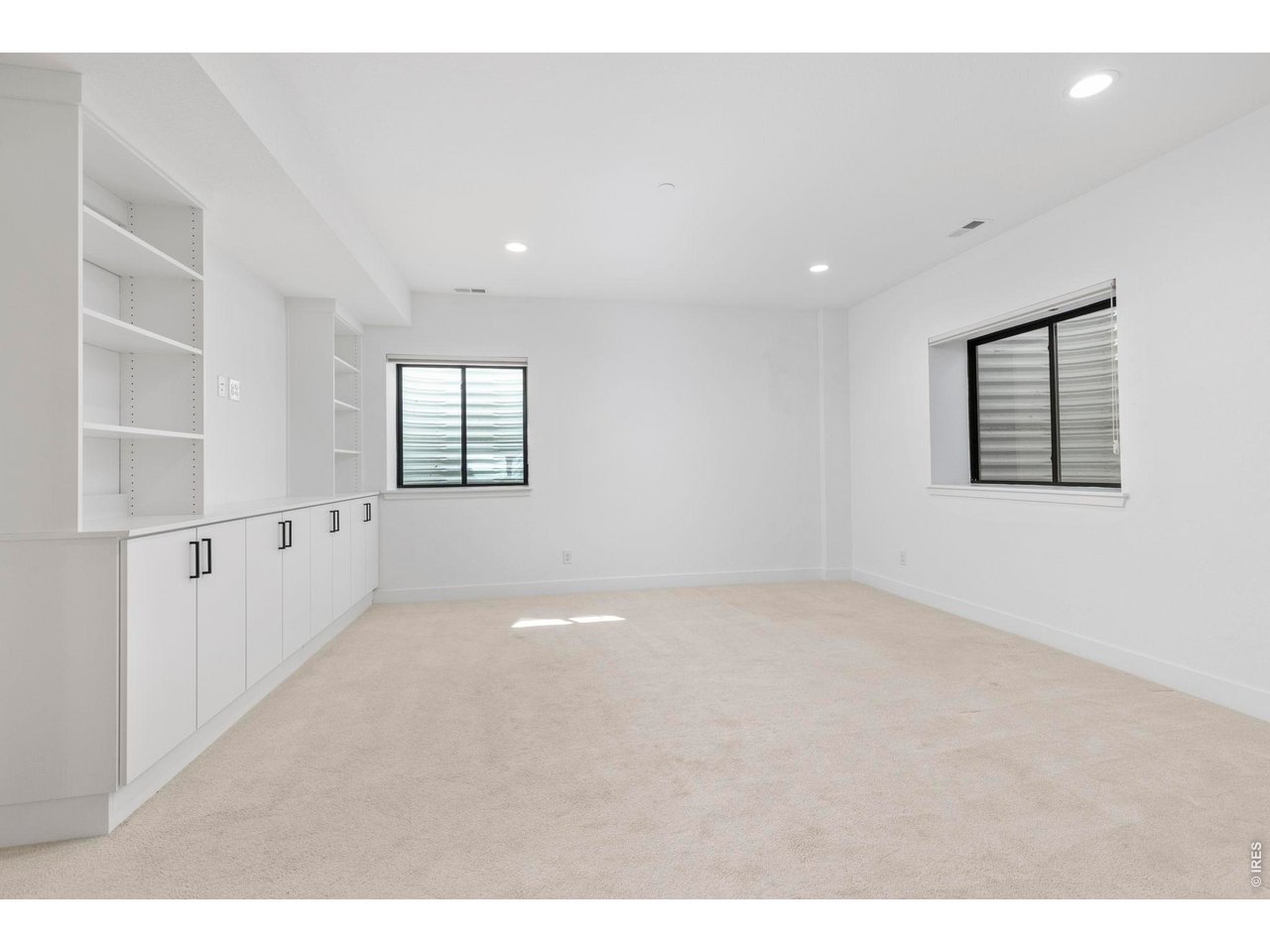 592 Central Park Cir