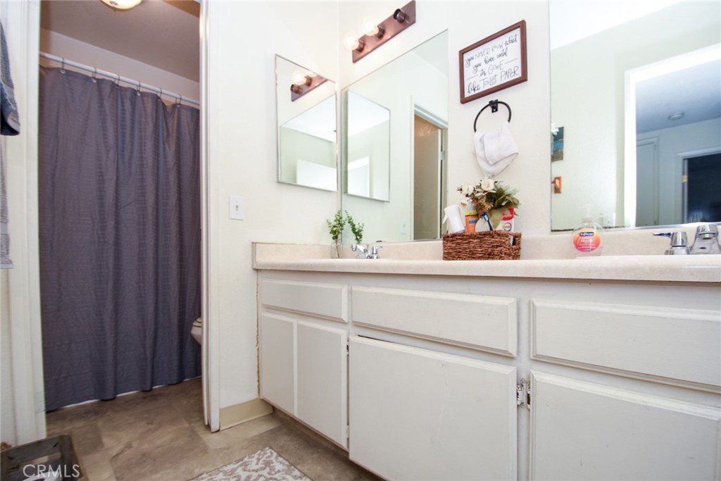 564 S Mistletoe Avenue