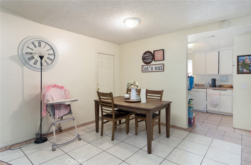 564 S Mistletoe Avenue