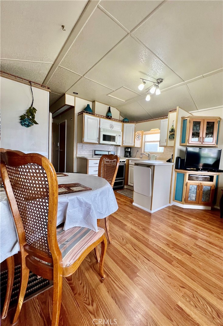 1295 S Cawston Avenue 6