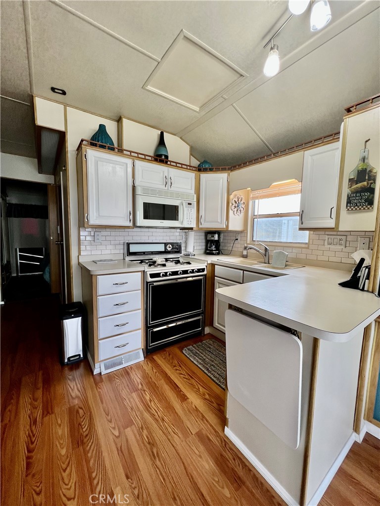 1295 S Cawston Avenue 6