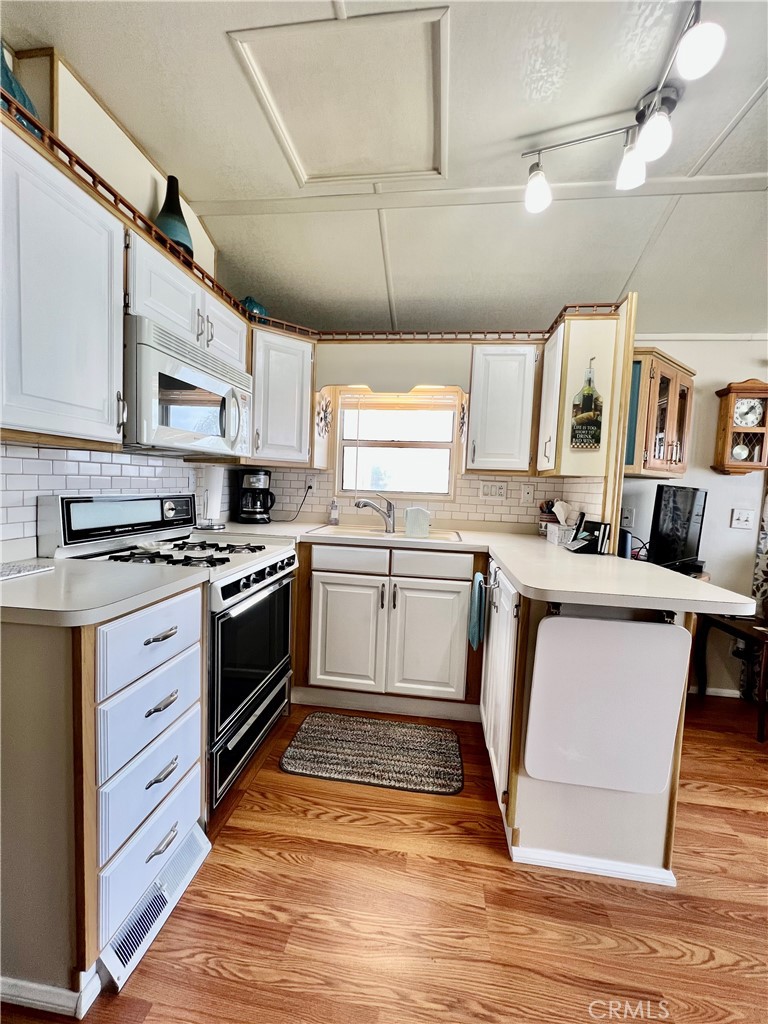 1295 S Cawston Avenue 6