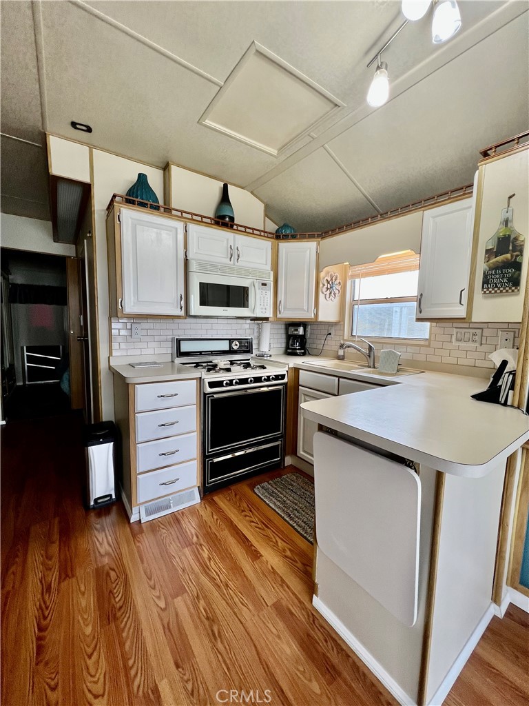 1295 S Cawston Avenue 6