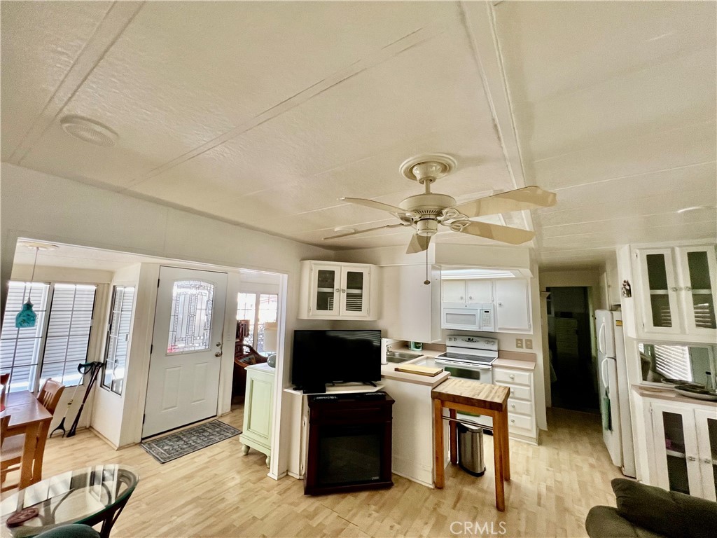 1295 S Cawston Avenue 291