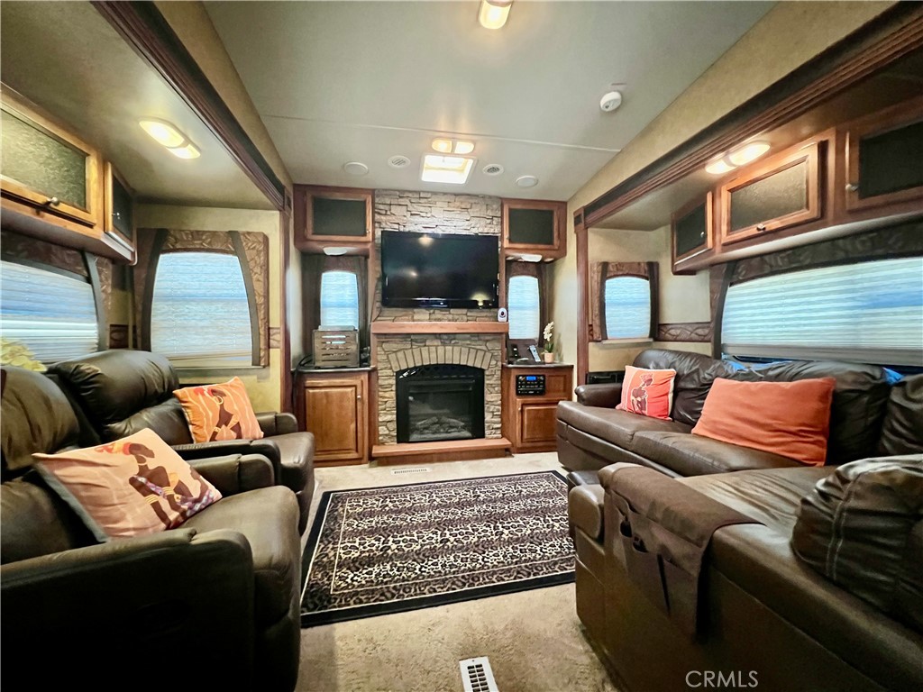 1295 S Cawston Avenue